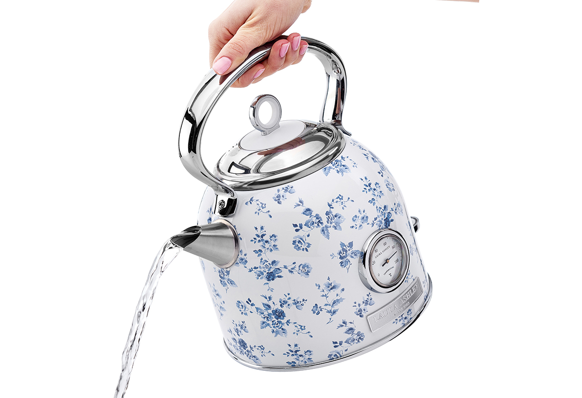 Απεικονίζεται χέρι που σερβίρει νερό από τον βραστήρα.